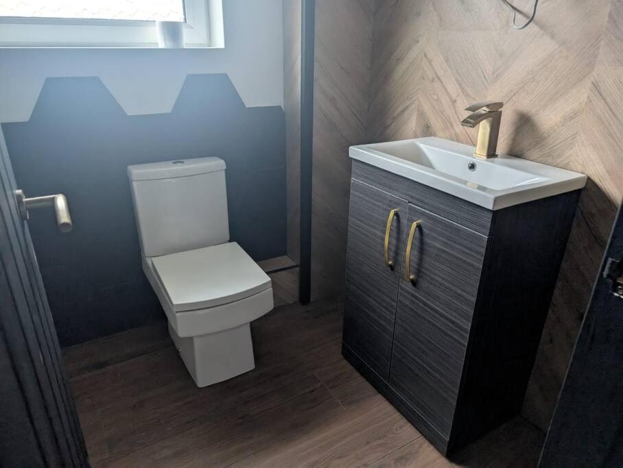 Modern 3Br Home - Private Parking - Tv In Every Bedroom Swansea Buitenkant foto