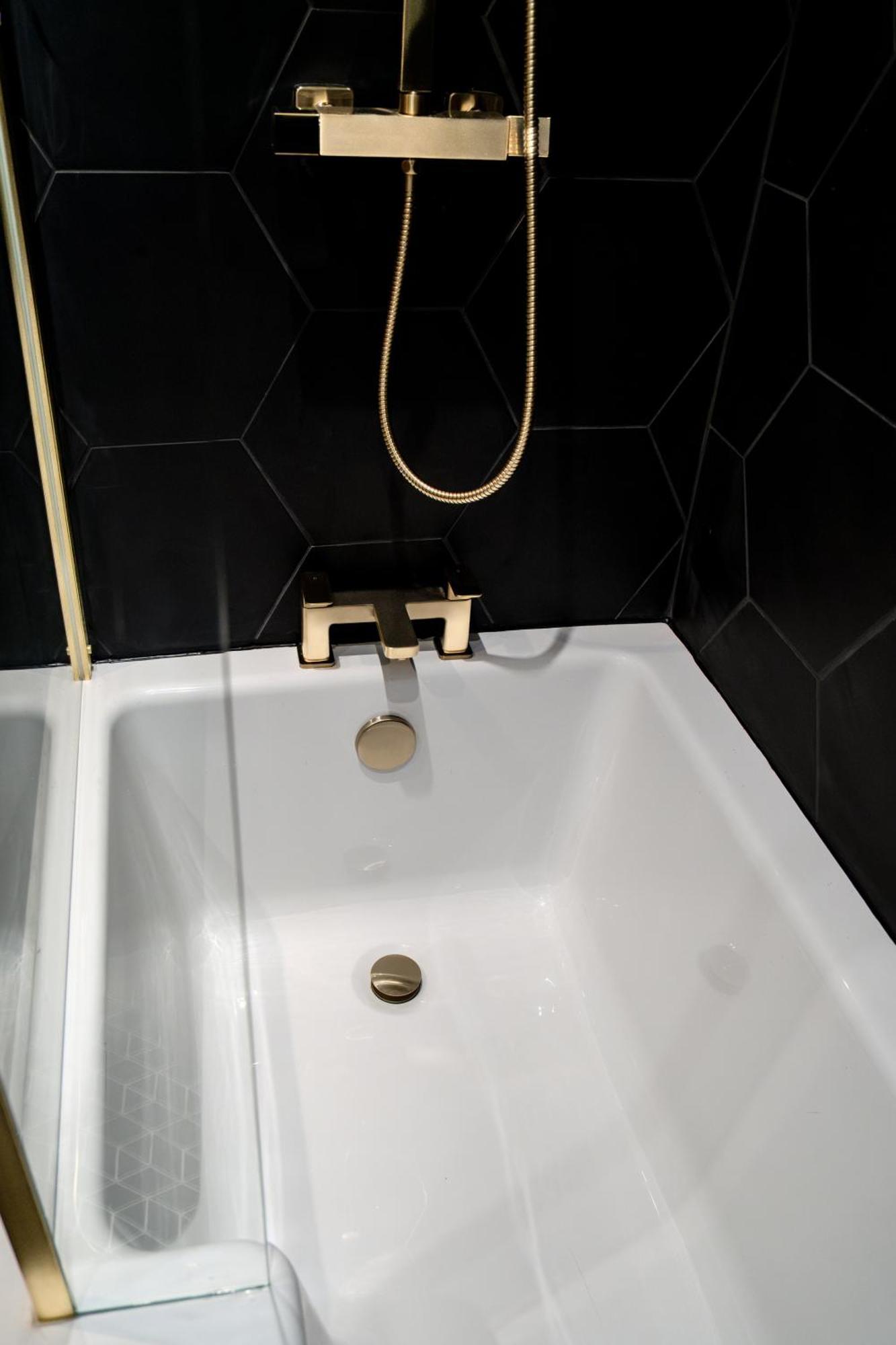 Modern 3Br Home - Private Parking - Tv In Every Bedroom Swansea Buitenkant foto