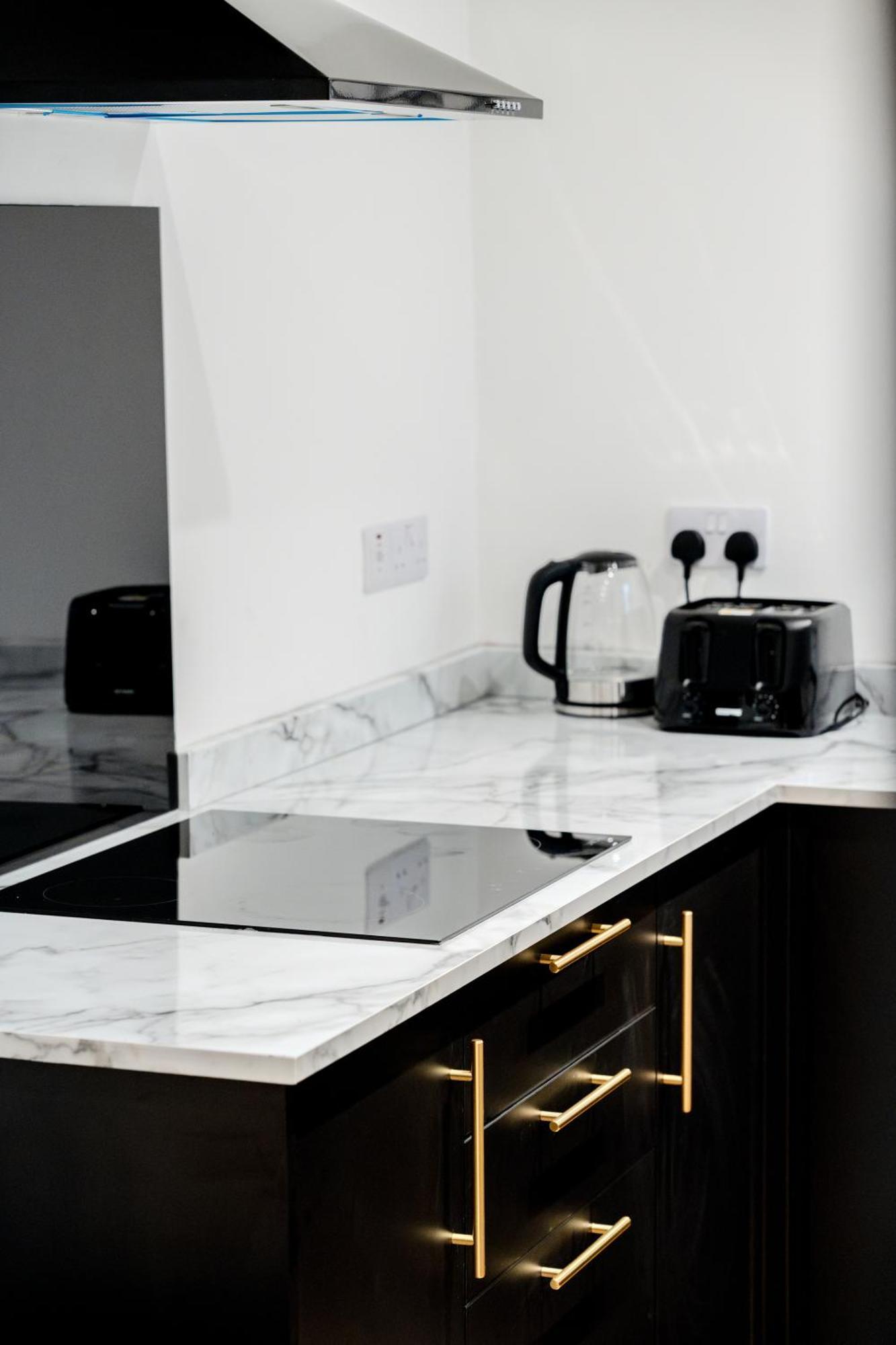 Modern 3Br Home - Private Parking - Tv In Every Bedroom Swansea Buitenkant foto